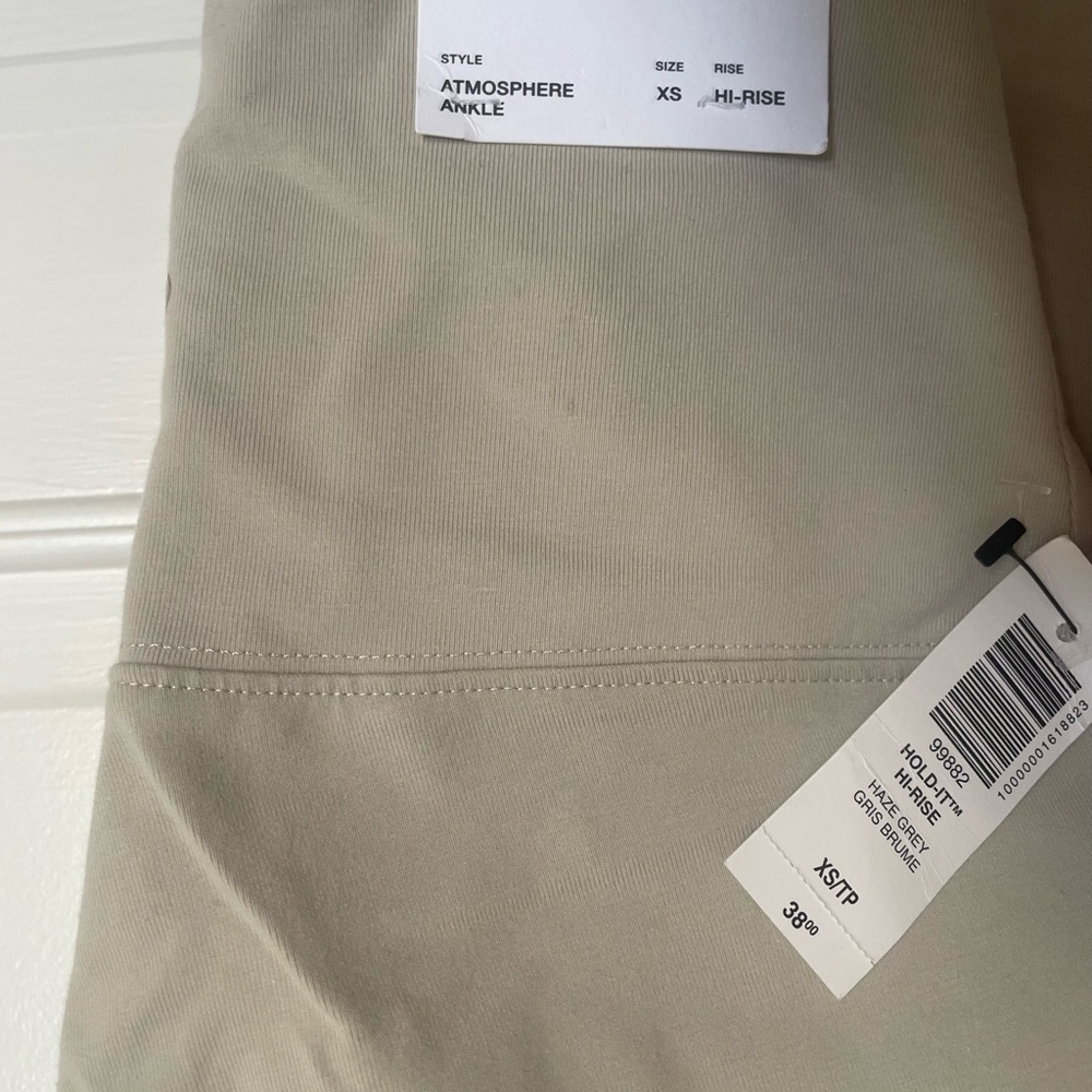 NWT Aritzia TNA ACTION leggings - Picture 3 of 3